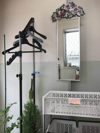 中橋整骨院の玄関の洋服かけの写真