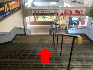 針中野駅の階段を降りつ写真