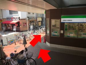 近鉄針中野駅のファミリーマートの横の道の写真