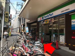 ファミリーマートの横の道の写真
