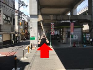 針中野駅の駐輪場の横の道の写真