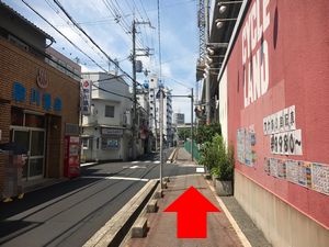 近鉄電車の高架沿いの道の写真