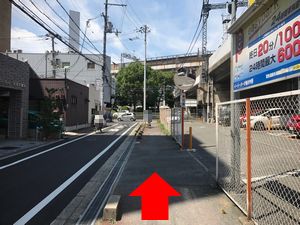 駐車場の横の道の写真