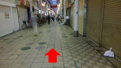 商店街を直進している写真