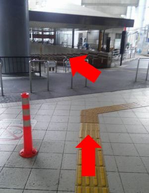 地下鉄駒川中野駅の地下道の入り口の写真