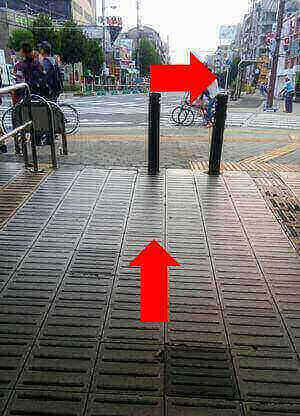 駒川中野の地下道の出口の写真