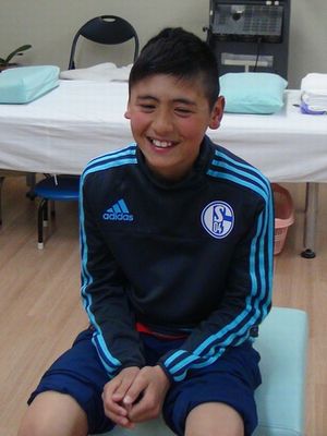 オスグッド・シュラッター病の施術を受けにきた子供の写真