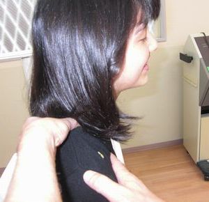 女性患者の施術風景の写真